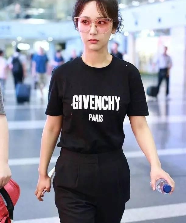 �ڻ����ܴ���ɫ�˶������������ʵ�Ů���� Ҳֻ��������