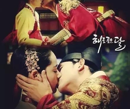 ������ǰŮ������Ӣ���¾磬��װ���������ˣ�����ȴ�˽�