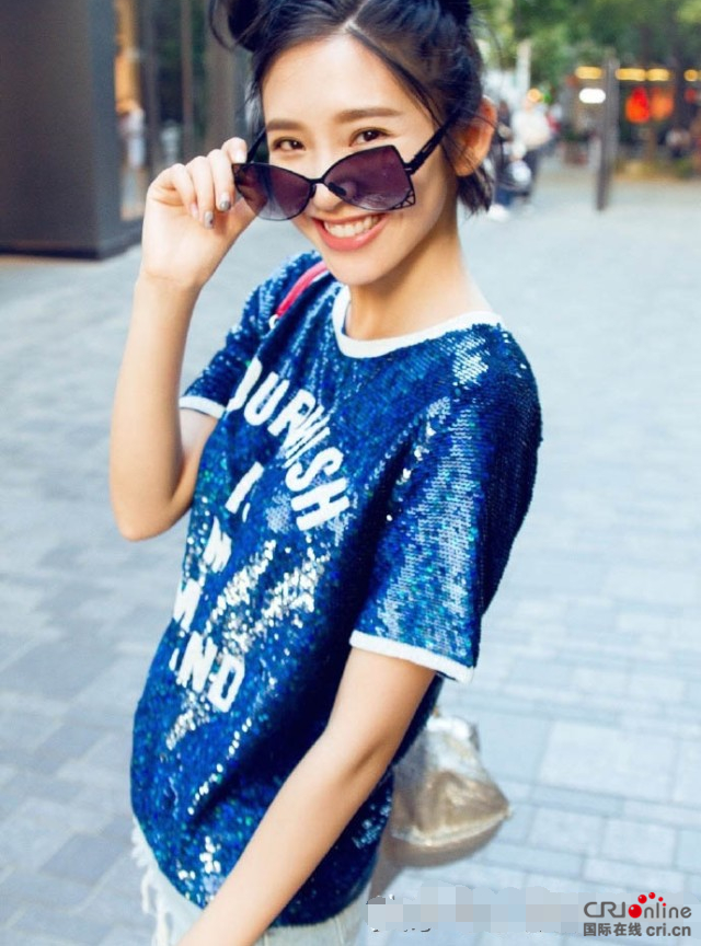 ���������ܶ�����־�� Ů��˭��holdס＂��߸ͷ＂