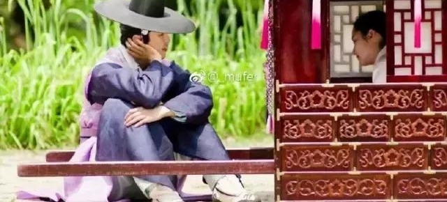 ������ǰŮ������Ӣ���¾磬��װ���������ˣ�����ȴ�˽�