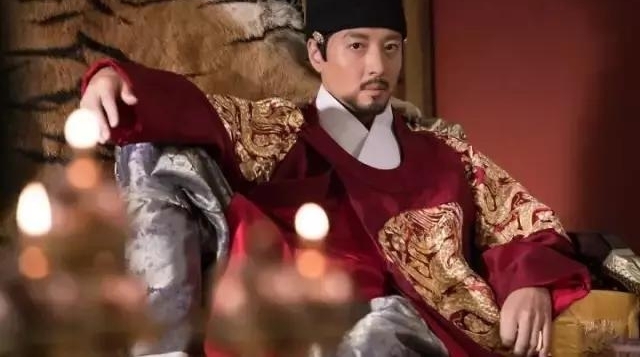 ������ǰŮ������Ӣ���¾磬��װ���������ˣ�����ȴ�˽�