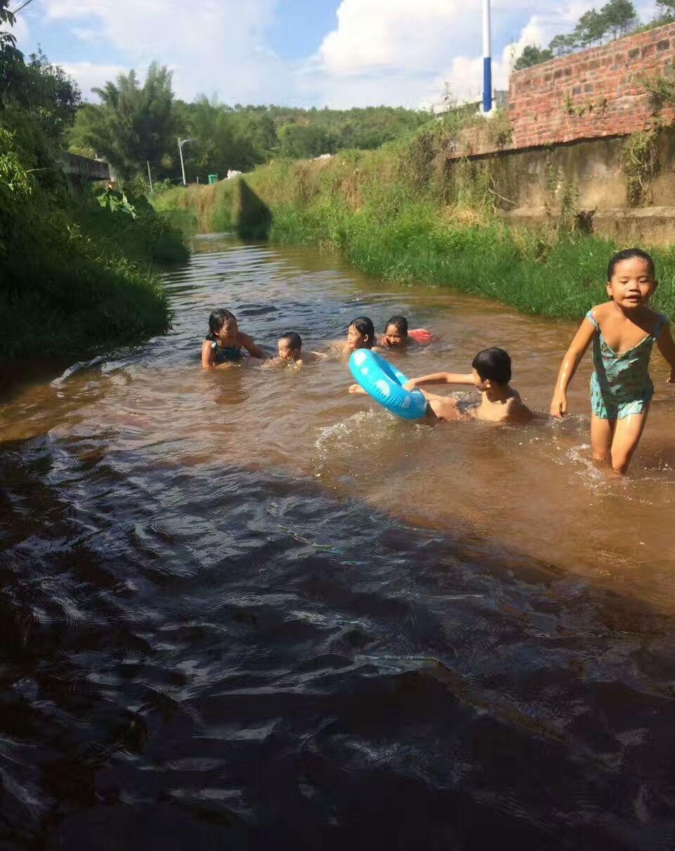 夏天到了!农村的小溪就是我们六兄妹的避暑之地
