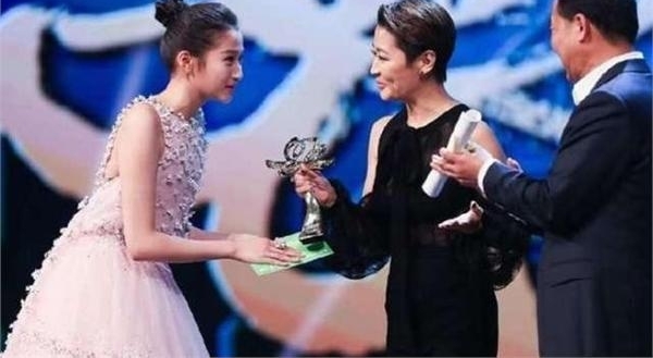 ����ͮ��ϯĳ����ڻ��ݣ������°�ȴ�������