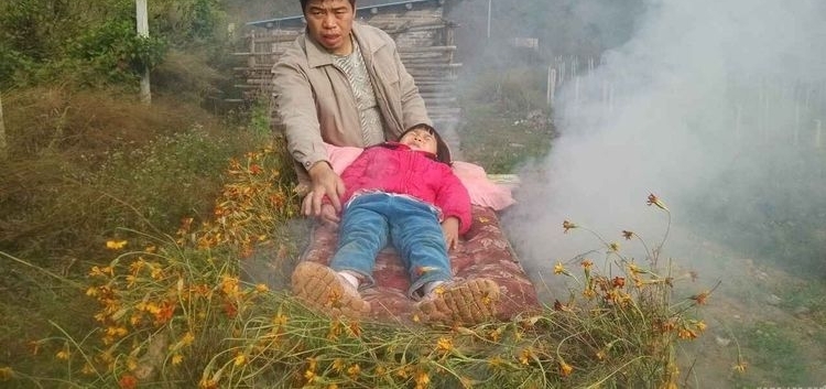 农村男子竟用火烤烟熏女儿,疼的嗷啕大哭,父亲却无动于衷
