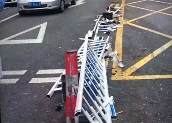 ��Ŀ���ģ�Ů˾����������ײ��12������ ���ȱ��̴�Ѫ����ֹ