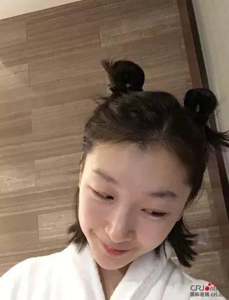 ���������ܶ�����־�� Ů��˭��holdס＂��߸ͷ＂