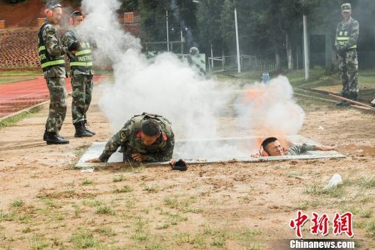 云南边防锛傋及喑わ紓集中训练反恐维稳能力