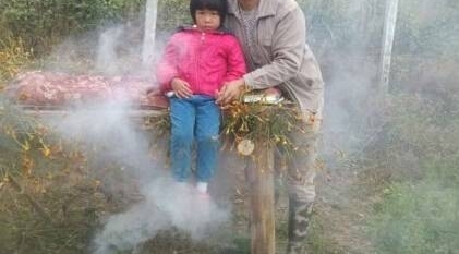 农村男子竟用火烤烟熏女儿,疼的嗷啕大哭,父亲却无动于衷