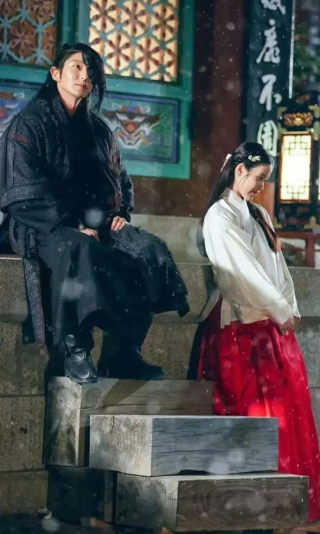 ������ǰŮ������Ӣ���¾磬��װ���������ˣ�����ȴ�˽�