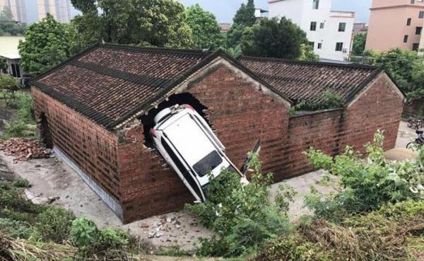 ��·�����ý������ɳ�ײ�� ���񣺷�ˮ������