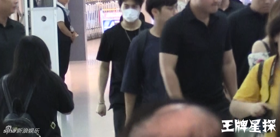 ���ζ��������˿Χ�� ������ӵ�뻳�г�����