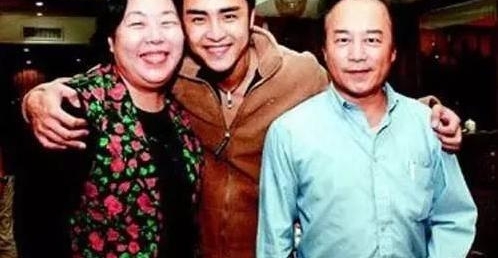 �Ӳ��г�����İԵ��ܲã����ҹ���ȴ��Ƿծ���ӣ����˦������