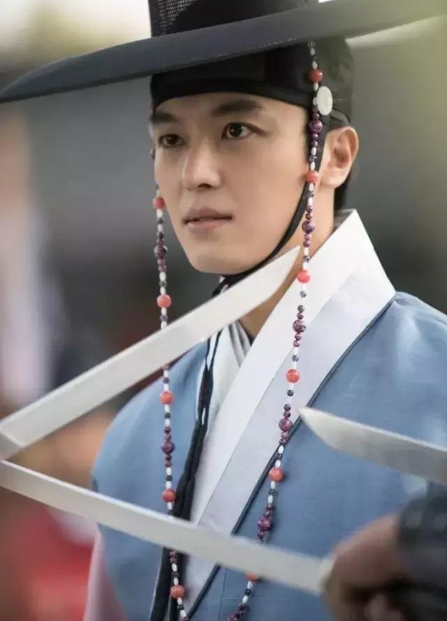 ������ǰŮ������Ӣ���¾磬��װ���������ˣ�����ȴ�˽�