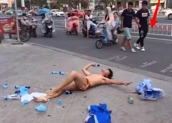 裤衩男街头发酒疯,嘴里嚷着女人都是骗子,背后俩小伙的表情亮了