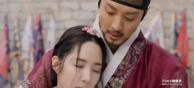 ������ǰŮ������Ӣ���¾磬��װ���������ˣ�����ȴ�˽�