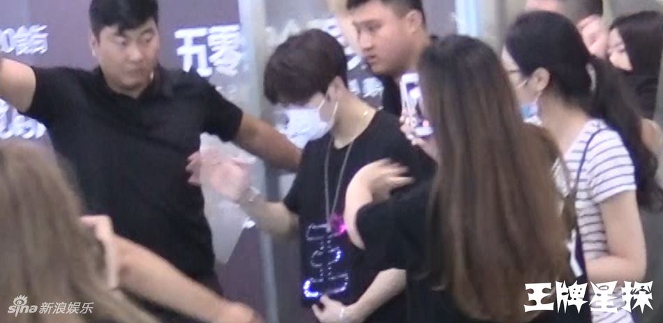 ���ζ��������˿Χ�� ������ӵ�뻳�г�����