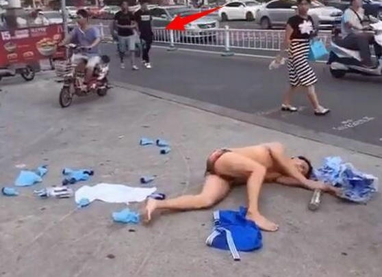裤衩男街头发酒疯,嘴里嚷着女人都是骗子,背后俩小伙的表情亮了