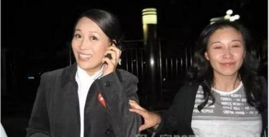 ���й��¸�������Ӣ�������� �ڱ�����ȴ����������ʦϯ