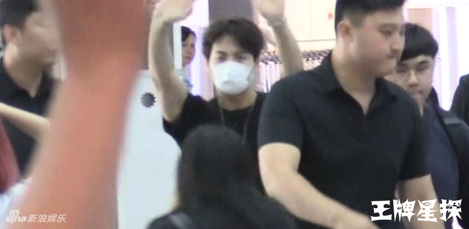 ���ζ��������˿Χ�� ������ӵ�뻳�г�����