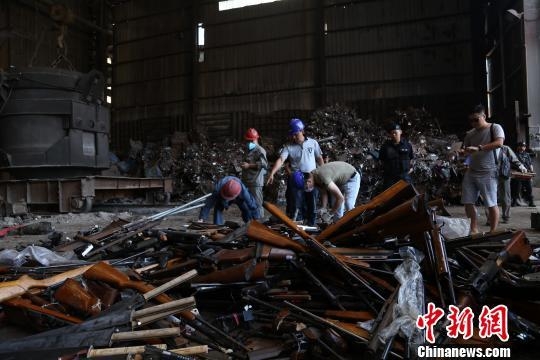 贵阳警方集中销毁一批非法枪爆物品(图)