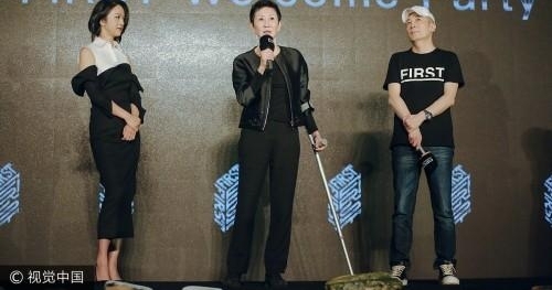 组图:汤唯西宁晕倒后再亮相 长裙黑白配显素雅