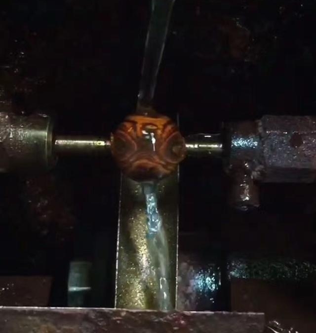 6������һ������ľͷ һ���п� �۾�գ����ͣ