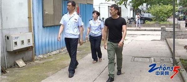 ���������� �ɲ���Ա��������Ϊ������¥���·���