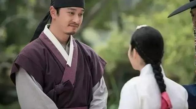 ������ǰŮ������Ӣ���¾磬��װ���������ˣ�����ȴ�˽�