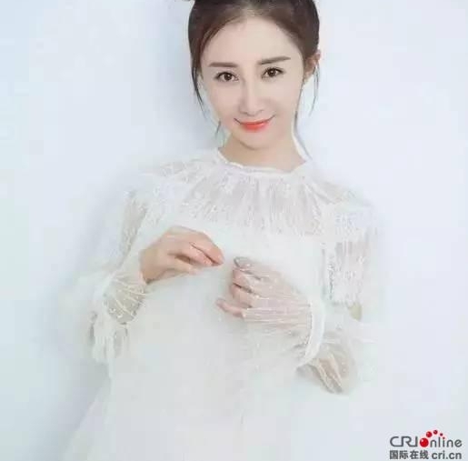 ���������ܶ�����־�� Ů��˭��holdס＂��߸ͷ＂