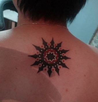 一幅背部好看潮流的图腾太阳纹身