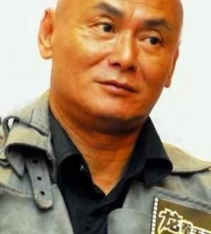 他是比成龙还早成名的功夫明星, 可是晚年落魄至此也无人管