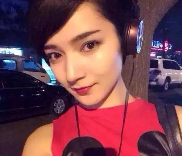 杨幂又签了个新疆妹子,曾被赞中戏素颜女神?!我只想知道她会不会超越热巴...