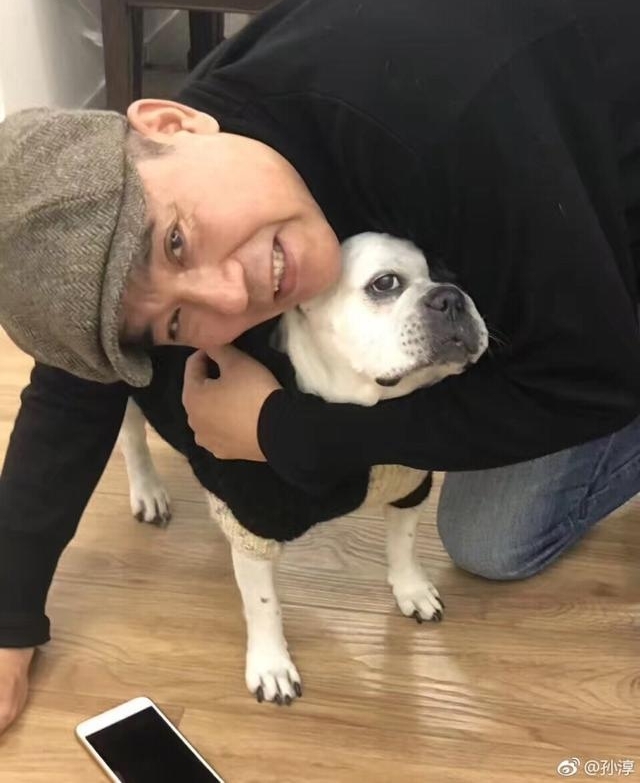 哥哥大导演妻子是名演员,他55岁成影帝,对患病妻子知恩图报