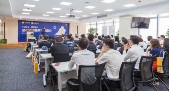 韦杰携新书《仿佛》现身苏州,签售现场火爆