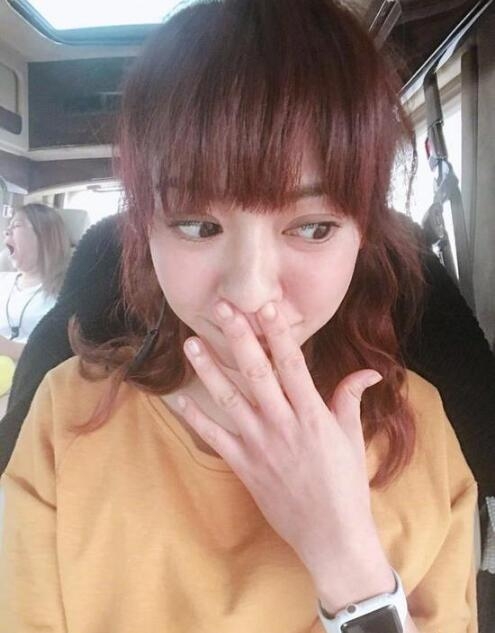 陈意涵晒车中可爱自拍 后排女同事太抢镜