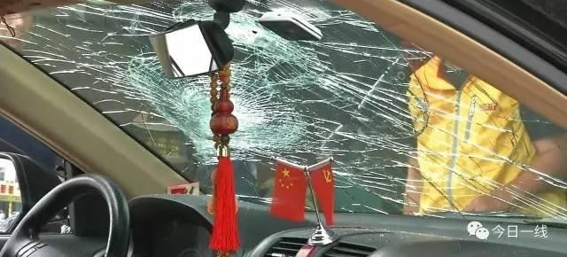 奇怪!实拍汕尾三男子光天化日疯狂砸车