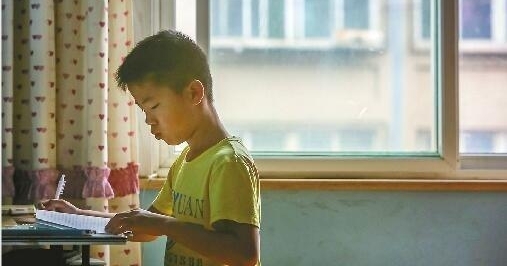 “小候鸟”被父母带进城 再次面临被忙碌的父母“冷落”