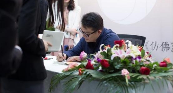 韦杰携新书《仿佛》现身苏州,签售现场火爆