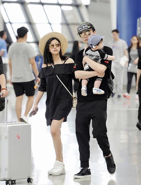 陈妍希探班陈晓:单手抱娃还一边玩手机,大步向前把保姆甩得老远