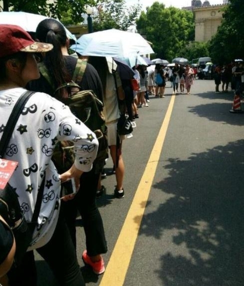 郑爽暴瘦现身签书会,爽妹子粉丝有素质非常热情!