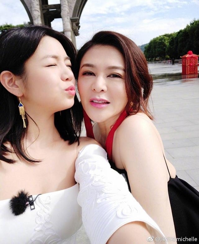 陈妍希晒与关之琳合影被骂心机重,看到她的手机壁纸我选择原谅她
