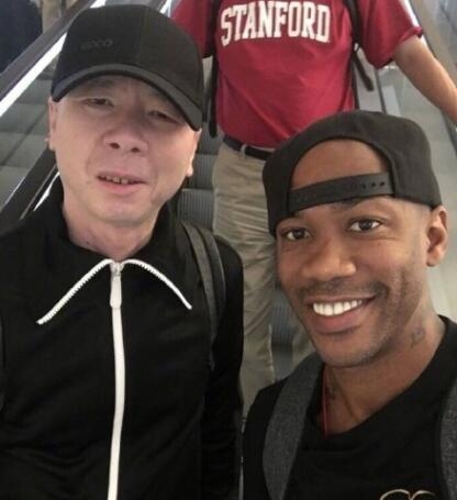 马布里机场偶遇冯小刚大玩自拍 吴亦凡变身两人翻译