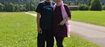 哥哥大导演妻子是名演员,他55岁成影帝,对患病妻子知恩图报