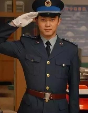 新人王一博捞到好角色,邓超佟大为却要跑龙套?贵圈还得靠背景!