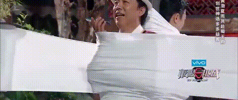 《极限挑战》为防沙溢悲剧再现黄渤一直照顾夏雨,夏雨沦为背景墙