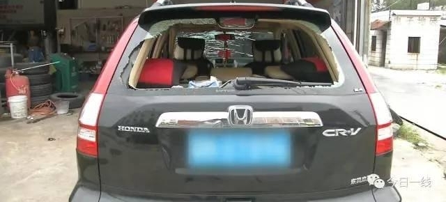 奇怪!实拍汕尾三男子光天化日疯狂砸车