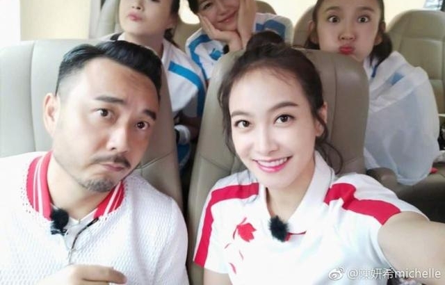 陈妍希晒与关之琳合影被骂心机重,看到她的手机壁纸我选择原谅她