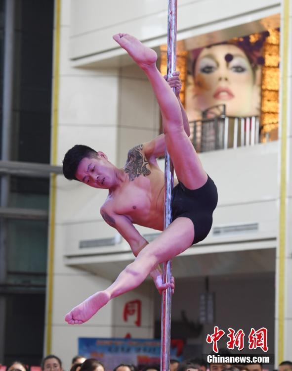 �ֹ��谮������۳��� ��Ů����̨ͬPK