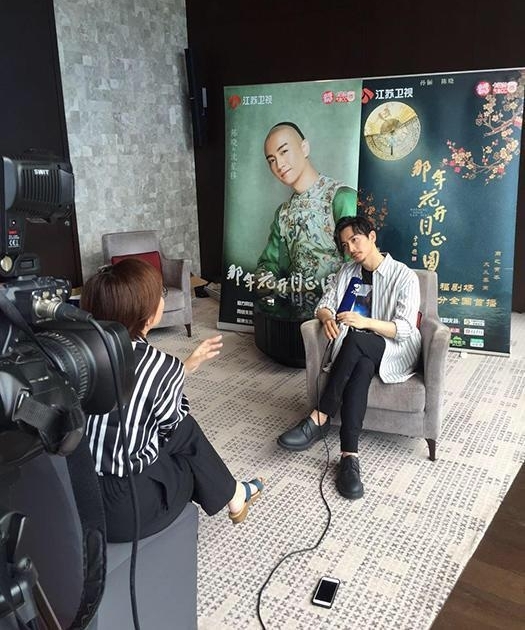 陈妍希探班陈晓:单手抱娃还一边玩手机,大步向前把保姆甩得老远