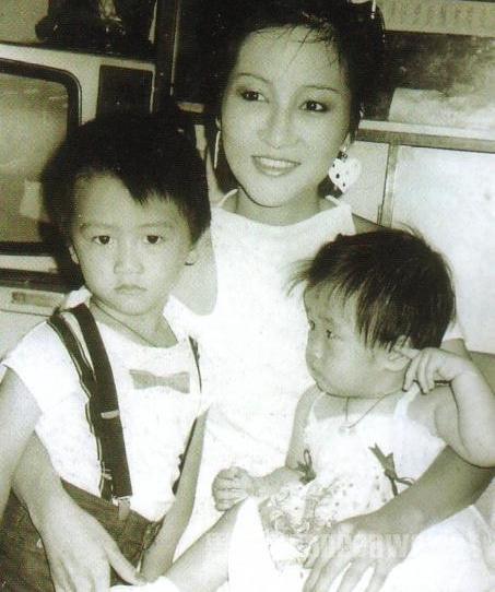 陈冠希童年照像小萝莉,谢霆锋小时候的女装照更美!